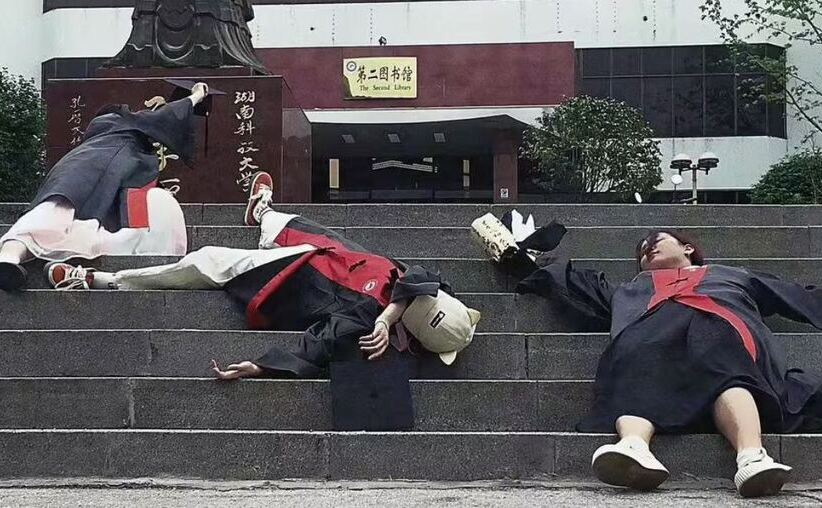 
În China, proaspeţii absolvenţi de facultate pozează în diferite ipostaze numite "în stil zombie”.
