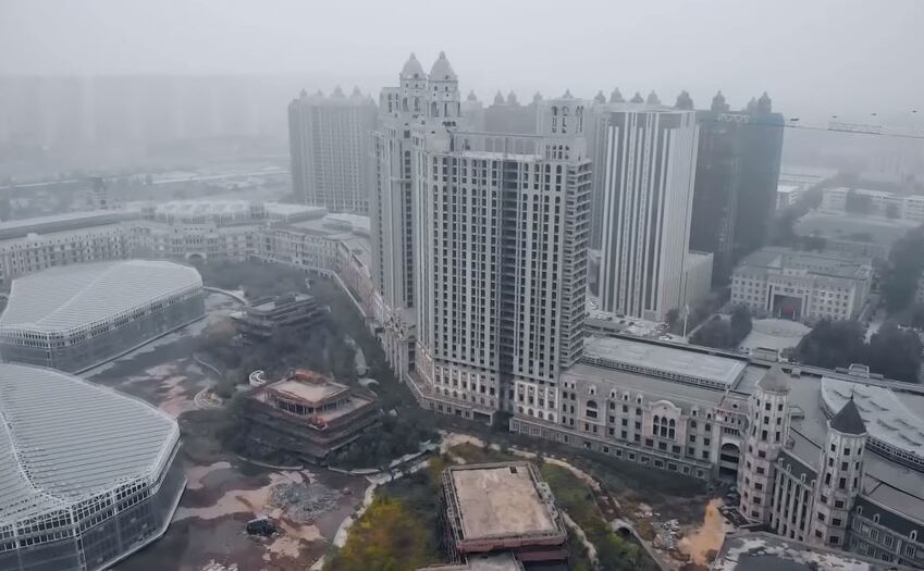 Clădiri goale într-unul din oraşele fantomă, complet nelocuite, din China