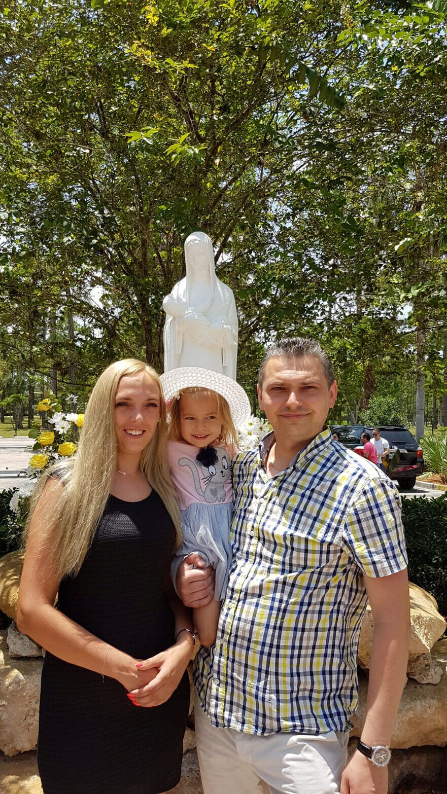 Victoria Komada, în vârstă de 3 ani, alături de mama şi tatăl ei (SWNS)