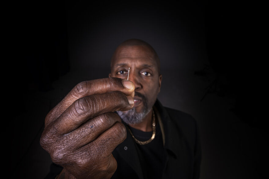 Artistul Willard Wigan este deţinătorul unui record mondial Guinness şi a fost onorat de Regele Charles al III lea al Marii Britanii în 2007 pentru operele sale artistice
(Prin amabilitatea lui Paul Ward Photography via Willard Wigan)