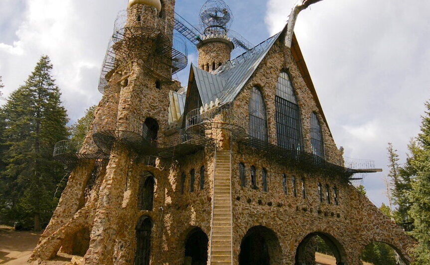 Castelul Bishop în ultimele etape de finalizare. (Această imagine a fost corectată cromatic - Hustvedt/CC BY-SA 3.0)