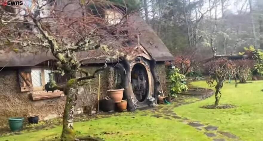 Exterior căsuţă hobbit. (Captură YouTube)