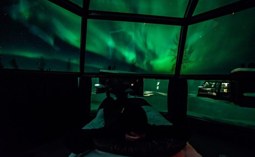 O privelişte a aurorei boreale din interiorul unui "iglu de sticlă" la Ranua Resort din Finlanda. (Prin amabilitatea Ranua Resort)
