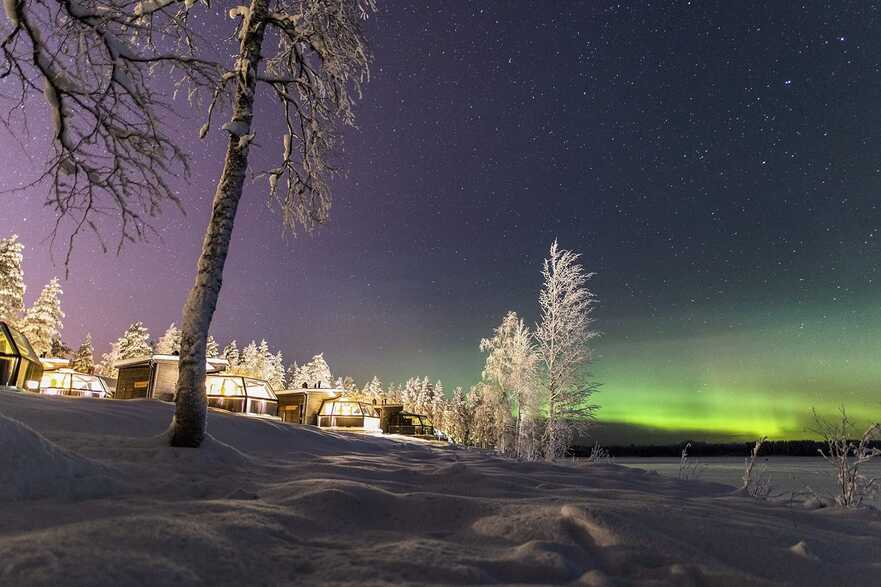 Aurora boreală văzută aproape de orizont, lângă grupul de "igluuri de sticlă" din staţiunea Ranua din Finlanda. (Prin amabilitatea lui Sami Takarautio via Ranua Resort)