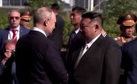 Vladimir Putin (cu spatele) întâmpinându-l pe liderul comunist nord-coreean Kim Jong Un, 13 septembrie 2023 (Youtube - screenshot)