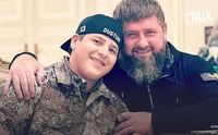 Ramzan Kadîrov, şeful Republicii Cecene (dr) şi fiul său în vârstă de 15 ani (în 2023), Adam Kadîrov (Youtube - screenshot)
