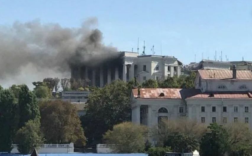 Fumul se ridică deasupra clădirii lovite cu racheta Storm Shadow, în Sevastopol, Crimeea