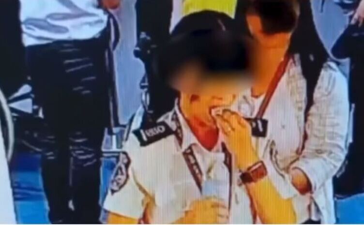 Un ofiţer de securitate de pe un aeroport din Filipine a fost surprins de o cameră de filmat în timp ce introducea obiecte în gură