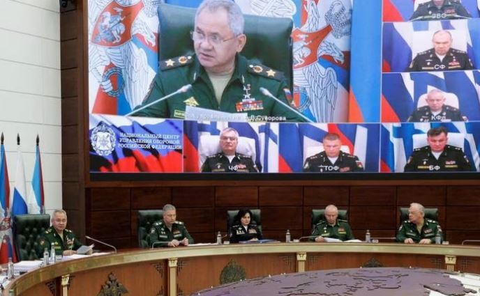 Amiralul Viktor Sokolov, comandantul Flotei ruse a Mării Negre, a apărut pe video la o reuniune a ministrul rus al apărării, Serghei Şoigu, cu conducerea Forţelor Armate ruse