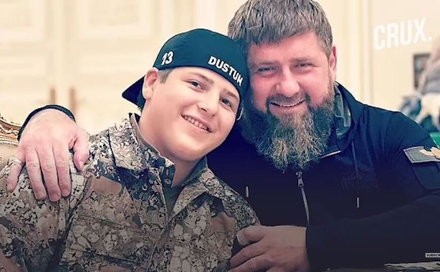 Ramzan Kadîrov, şeful Republicii Cecene (dr) şi fiul său în vârstă de 15 ani, Adam Kadîrov