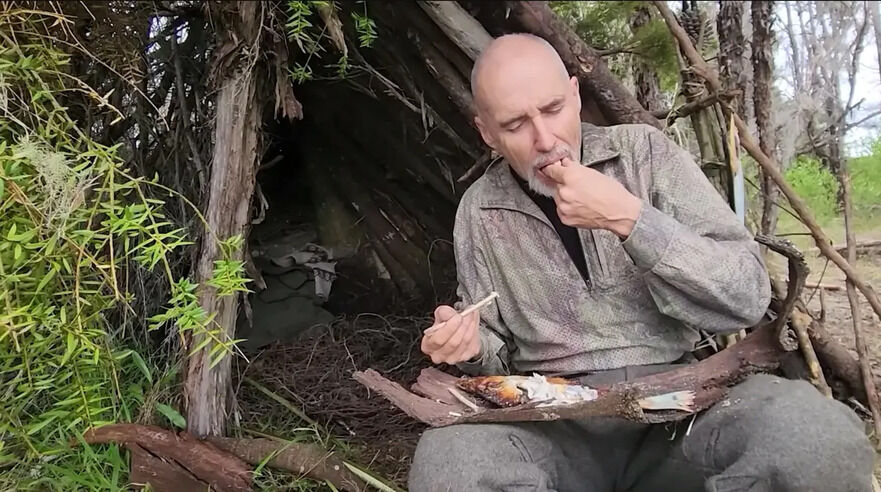 Clay se delectează cu plătica pe care a pescuit-o cu suliţa şi a gătit-o în timpul provocării de supravieţuire de cinci zile. (Prin amabilitatea lui Clay Tall Stories)