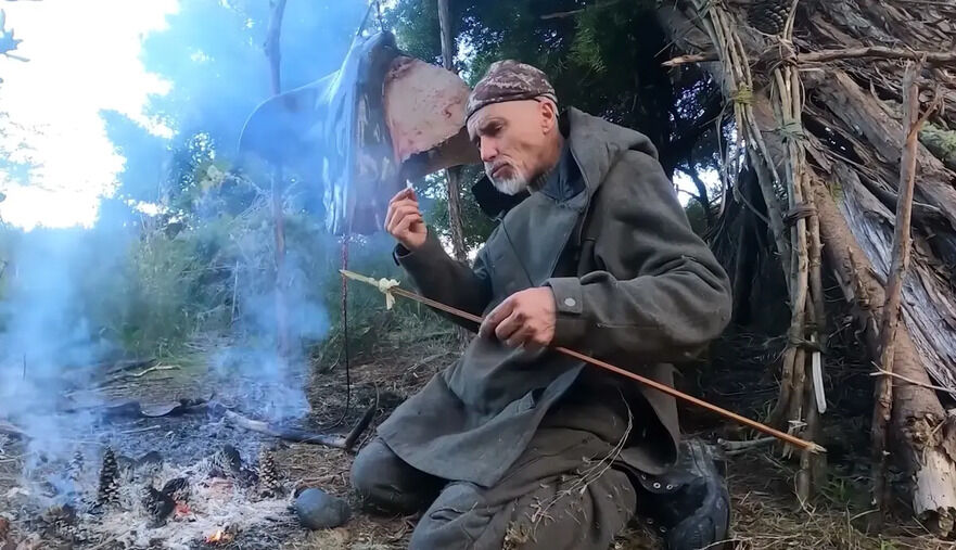 Clay găteşte acvila de mare pe care a înţepat-o în ziua a patra a probei de supravieţuire, spunând că are gust de carne de crab. (Prin amabilitatea lui Clay Tall Stories)