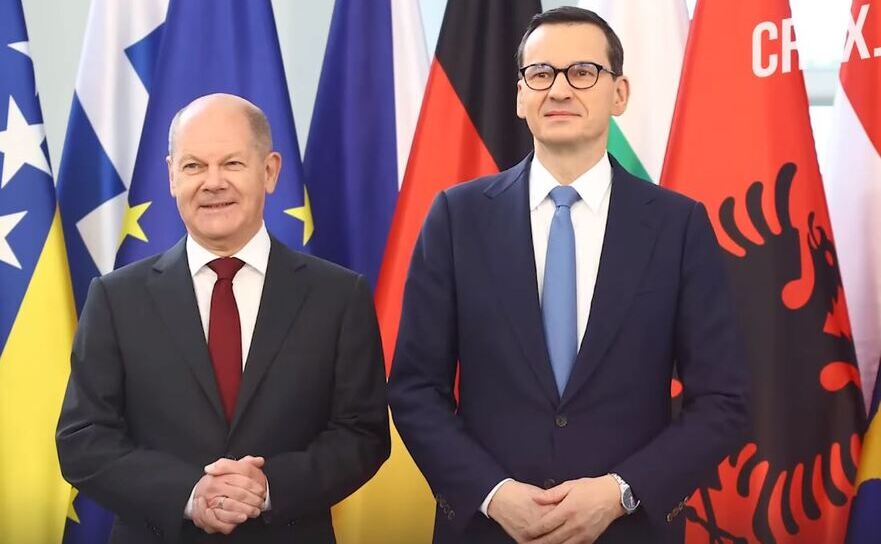 Cancelarul german Olaf Scholz (st) şi premierul Poloniei Mateusz Morawiecki