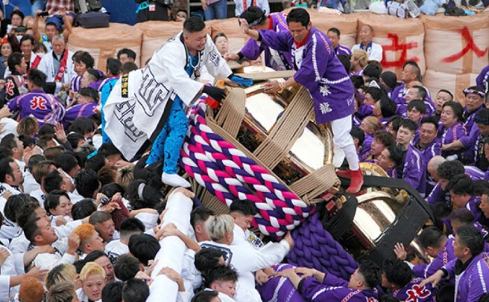 "Hachiawase" în timpul Festivalului Toamnei din Matsuyama, Japonia, pe 7 octombrie 2023