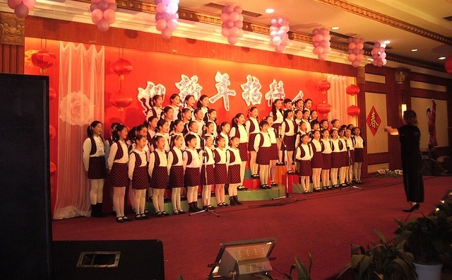 Elevi chinezi la o serbare şcolară în stil comunist, în China