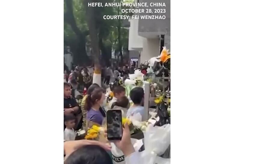 Sute de persoane în doliu au depus flori la reşedinţa din copilărie a regretatului premier chinez Li Keqiang