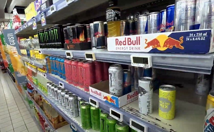 Băuturi energizante într-un supermarket