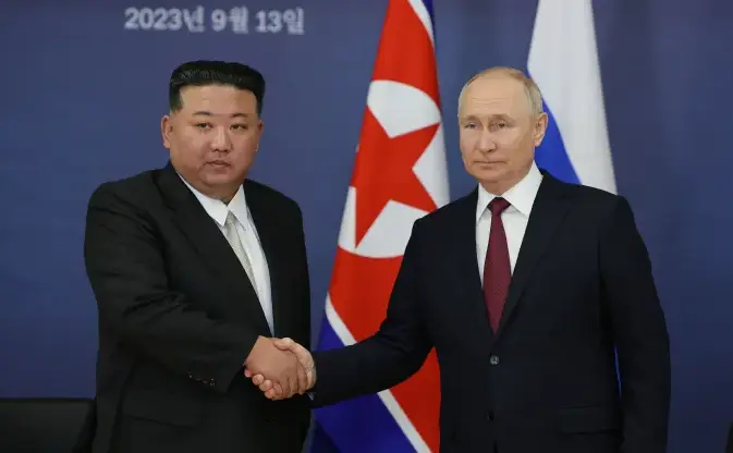 Dictatorul rus Vladimir Putin împreună cu omologul său nord coreean Kim Jong Un pe cosmodromul din Vostochni, Amur 13 septembrie 2023.