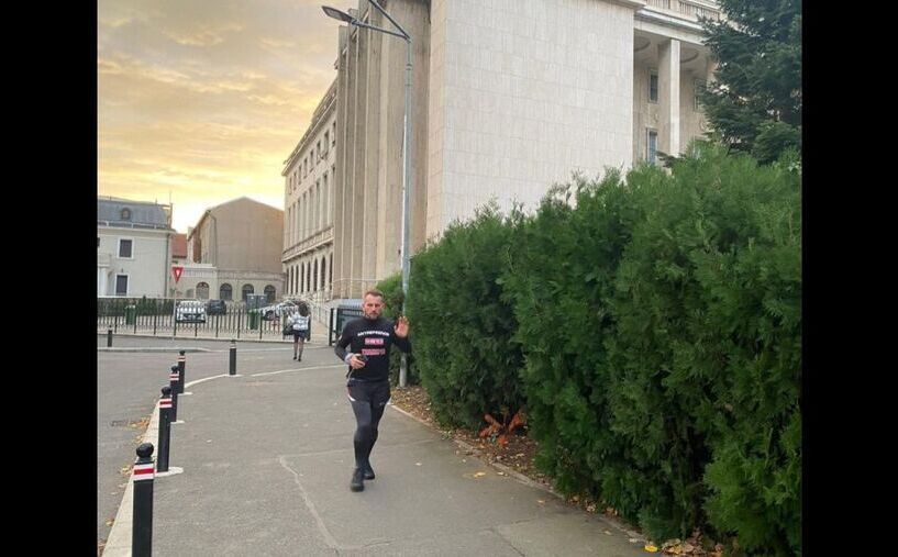 Cosmin Răileanu alergând în jurul Guvernului (Facebook/cosmin.raileanu.773)