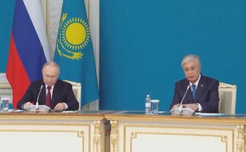 Preşedintele rus Vladimir Putin (st) a vizitat joi Kazahstanul