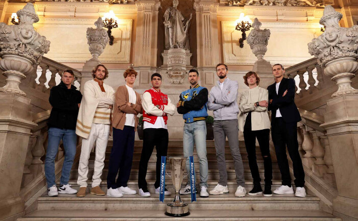 Holger Rune, Stefanos Tsitsipas, Jannik Sinner, Carlos Alcaraz, Novak Djokovic, Daniil Medvedev, Andrey Rublev şi Alexander Zverev pozează pentru fotografia oficială a turneului Nitto ATP Finals 2023.