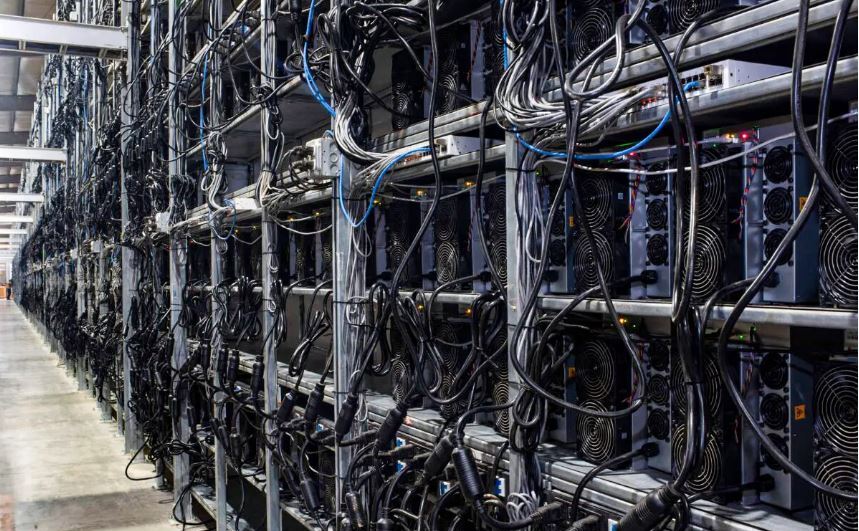 Maşini de exploatare Bitcoin într-un depozit de la o instalaţie minieră din Rockdale, Texas, pe 10 octombrie 2021.