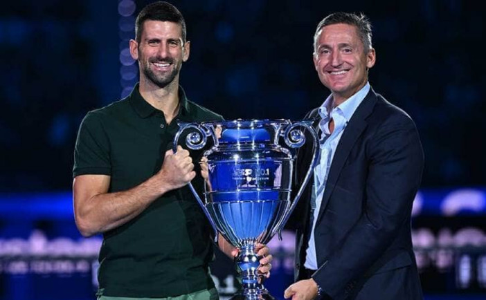 Novak Djokovic împreună cu preşedintele ATP, Andrea Gaudenzi (Foto: © Corinne Dubreuil/ATP Tour)