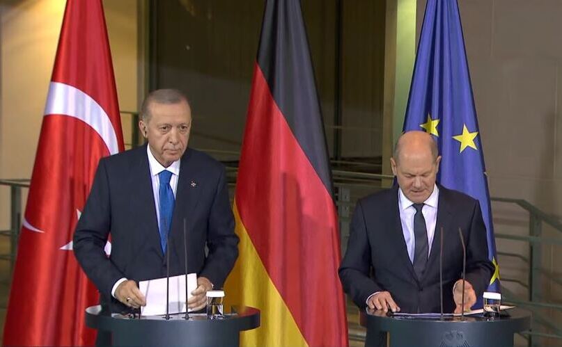 Preşedintele Turciei, Recep Tayyip Erdogan (st), şi cancelarul german Olaf Scholz