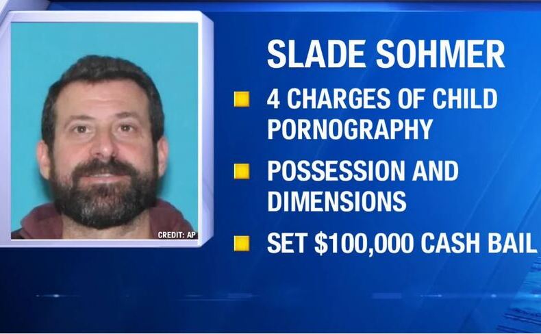 Slade Sohmer, fostul redactor-şef al defunctei aplicaţii de partajare de videoclipuri BEME de la CNN şi, fost redactor-şef al site-ului de ştiri video de stânga The Recount, eliberat pe cauţiune după ce a fost acuzat de deţinerea şi difuzarea a "sute de imagini şi videoclipuri de pornografie infantilă".