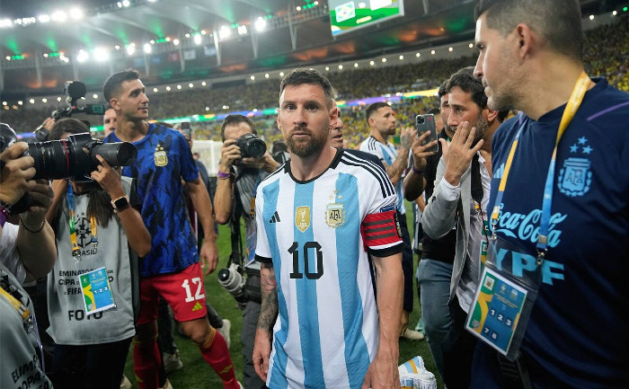 Leo Messi a observat indignat acţiunea poliţiei braziliene


 