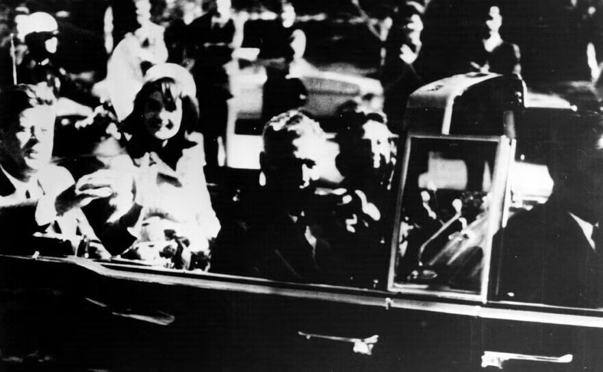 John F. Kennedy împreună cu prima doamnă, Jaqueline Kennedy, înainte de asasinarea din Dallas