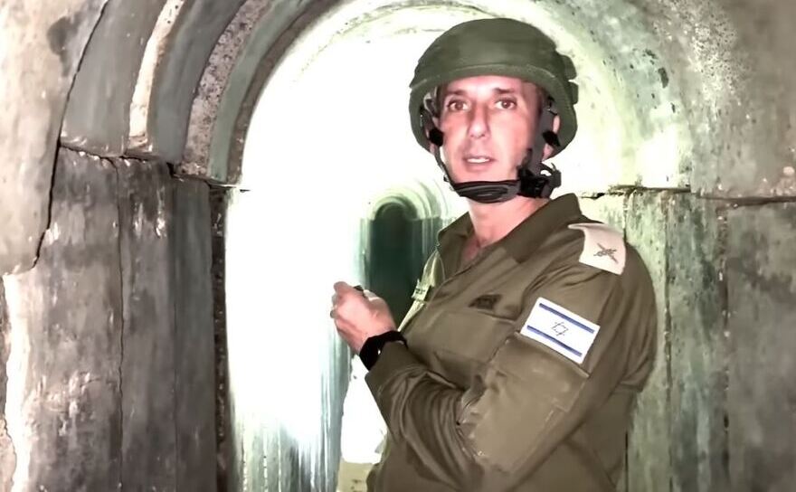 Un tunel îngust de piatră, despre care armata israeliana spune că are o lungime de 150 de metri, ar duce la o serie de buncăre subterane aflate sub spitalul Shifa din oraşul Gaza.