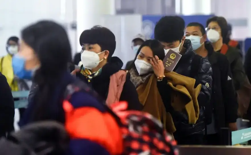 Pasageri pe aeroportul Xiaoshan din Hangzhou, China, provincia estică Zhejiang - 8 ianuarie 2023