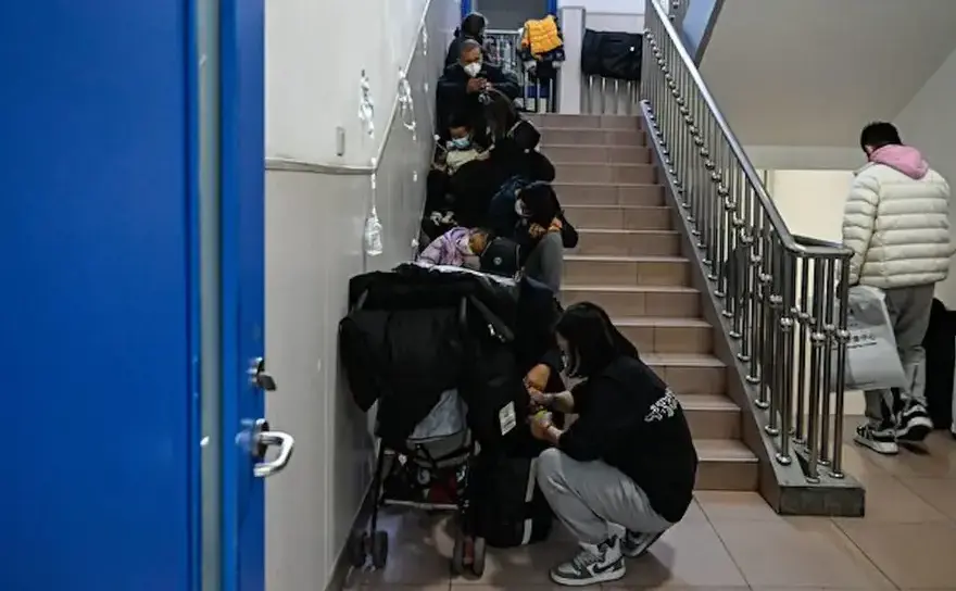Copii primesc un IV pe scările unui spital din Beijing - 23 noiembrie 2023. 