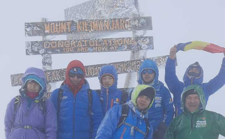 Trei sportivi cu dizabilităţi au pus steagul României pe vârful Kilimanjaro chiar de Ziua Naţională
