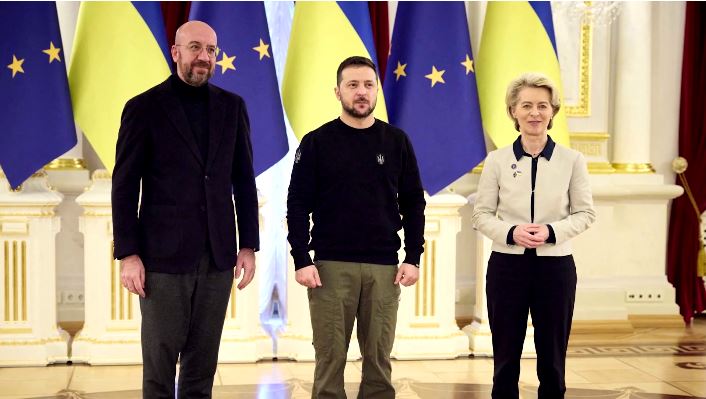 Preşedintele Consiliului European, Charles Michel (st), preşedintele Ucrainei Volodimir Zelenski (c) şi preşedinta Comisiei Europene, Ursula von der Leyen