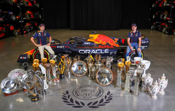 Max Verstappen şi Checo Pérez cu trofeele 2023. (Foto: Red Bull)