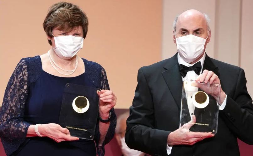 Premiul Japoniei 2022. Biochimistul american de origine maghiară Katalin Kariko (stânga) şi medicul-cercetător american Drew Weissman, pozează cu trofeul lor în timpul ceremoniei de prezentare a Premiului Japoniei, care a avut loc la Tokyo, la 13 aprilie 2022.