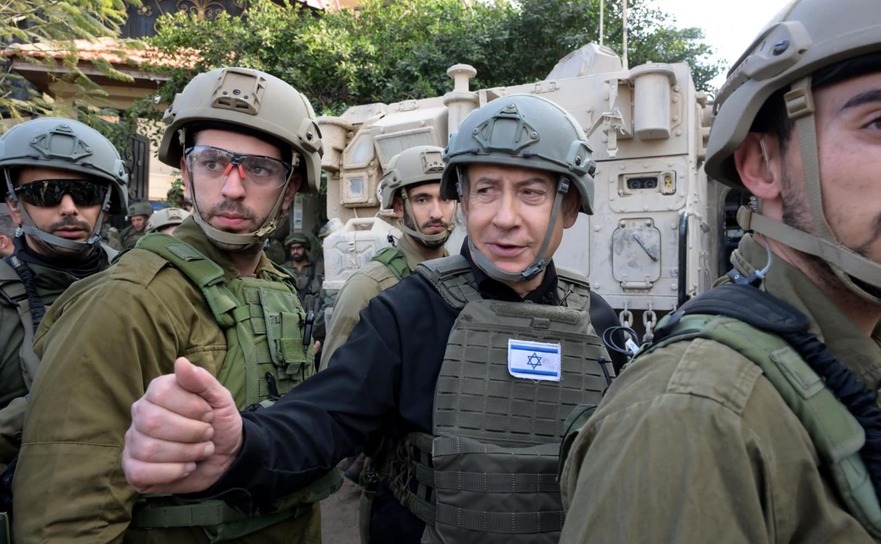 Premierul israelian Benjamin Netanyahu (centru) spune că războiul din Gaza va dura luni de zile