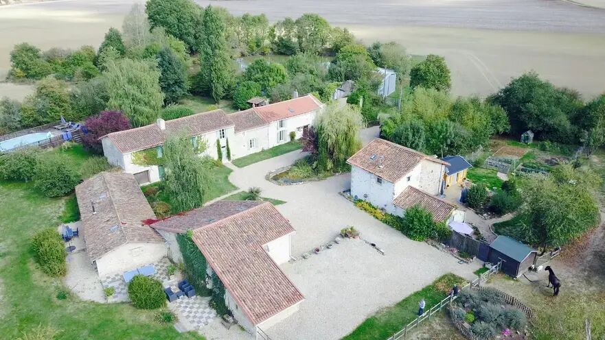 Domnul şi doamna Murphy au cumpărat cătunul rural istoric Lac De Maison, în Poitou-Charentes, în sud-vestul Franţei, în ianuarie 2021. (SWNS)