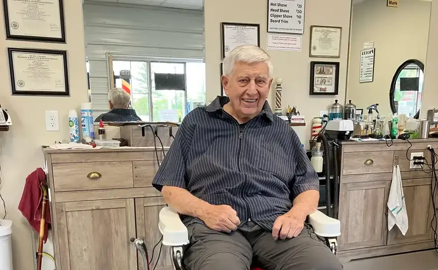 Robert Rohloff, în vârstă de 91 de ani, conduce Bob's Old Fashioned Barbershop din Hortonville. Frizeria adăposteşte echipamente de modă veche pentru a imita frizeria tatălui său, inclusiv un scaun pentru clienţi vechi de 100 de ani. (Prin amabilitatea lui Mark Karweick)
