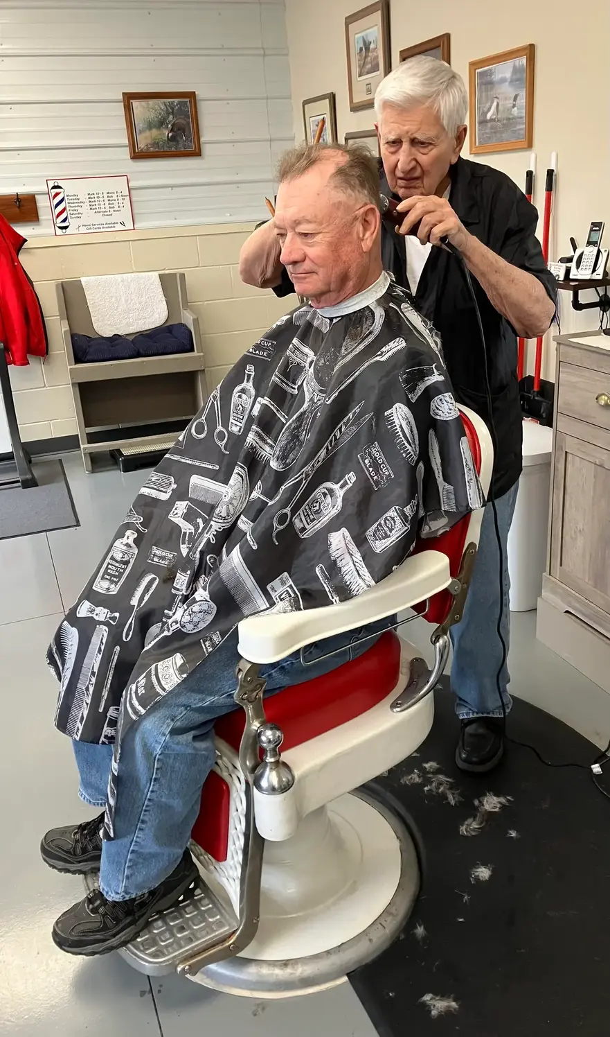 Domnul Rohloff tunde părul unui client în 2023. (Prin amabilitatea lui Mark Karweick)