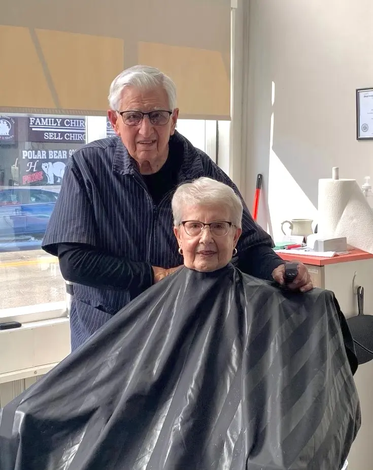Domnul Rohloff coafând părul soţiei sale la cea de-a 91-a aniversare a sa. (Prin amabilitatea lui Mark Karweick)