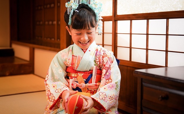 Fetiţă japoneză in kimono (Pixabay.com)