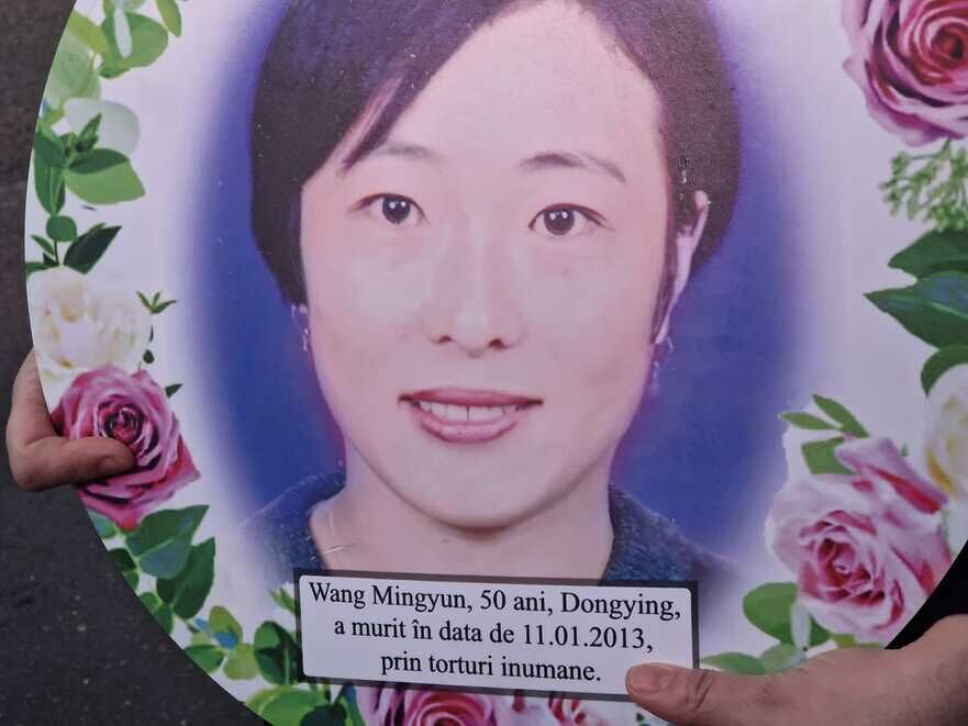 Imagine a unei practicante Falun Gong care a fost ucisă în cadrul campaniei de exterminare desfăşurate de regimul comunist chinez (Epoch Times România)