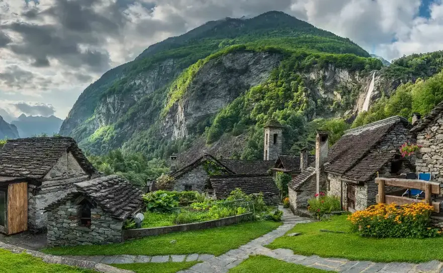 Un cătun din Valea Bavona, Elveţia. 
