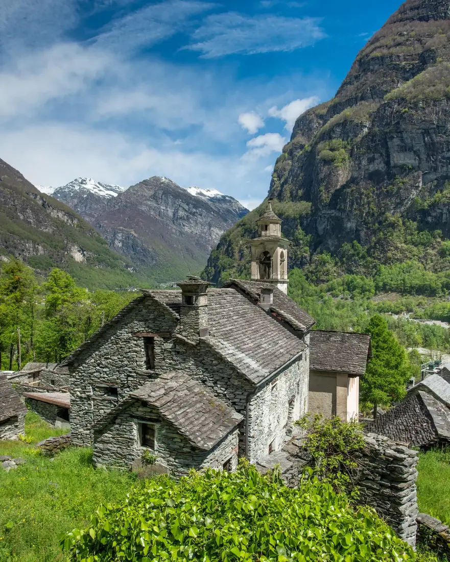 O biserică de piatră cu vedere la vale. (Prin amabilitatea Sylviei Michel Photography)