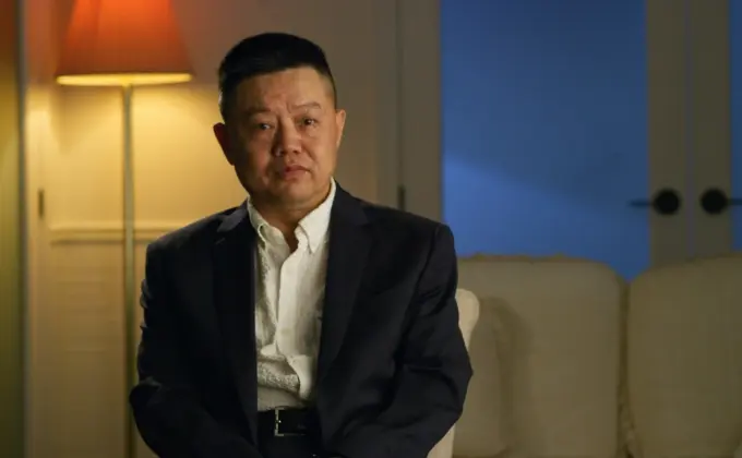 Chirurgul chinez Zheng Zhi în timpul interviului pentru Epoch Times, Toronto, iulie 2023. Zheng a avut ghinionul să fie martor la extrageri de organe de la oameni aflaţi în viaţă, în China anilor 1990.