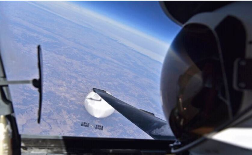 Un pilot al Forţelor Aeriene ale SUA priveşte un balon de supraveghere suspectat a fi chinezesc în timp ce acesta plutea deasupra Statelor Unite continentale centrale, la 3 februarie 2023.