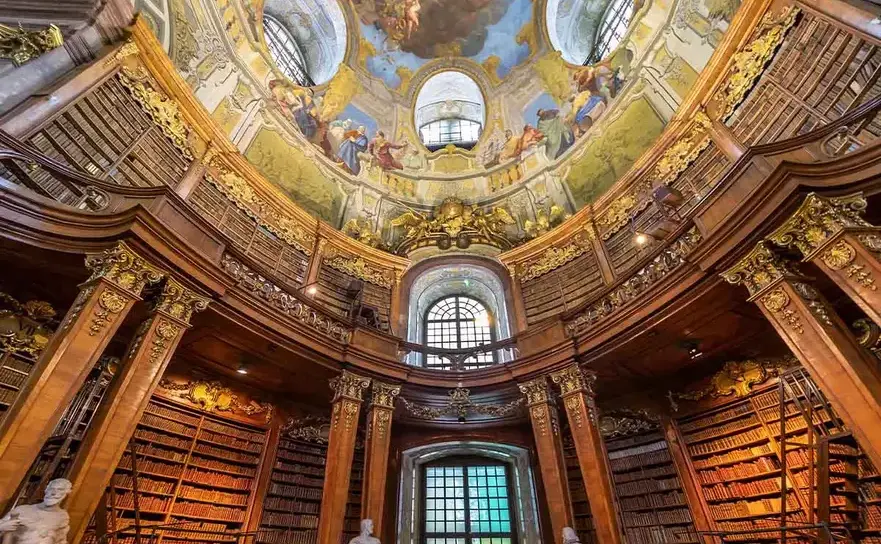 În interiorul Bibliotecii Naţionale a Austriei. (agsaz/Shutterstock)